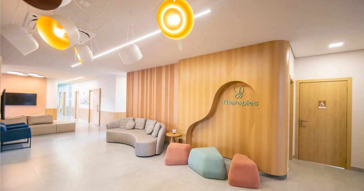 Recepção da Therapies, com sofás e pufes coloridos